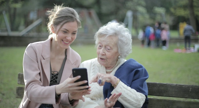 WhatsApp meluncurkan fitur untuk deteksi praktik penipuan yang menyasar lansia [Foto: Andrea Piacquadio, pexels.com]